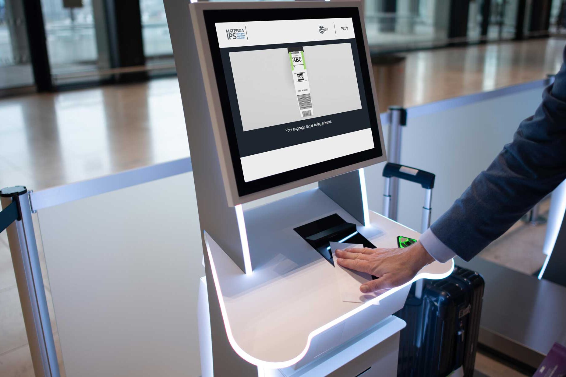 Self Check-In am Flughafen. Mann scant seinen Ausweis